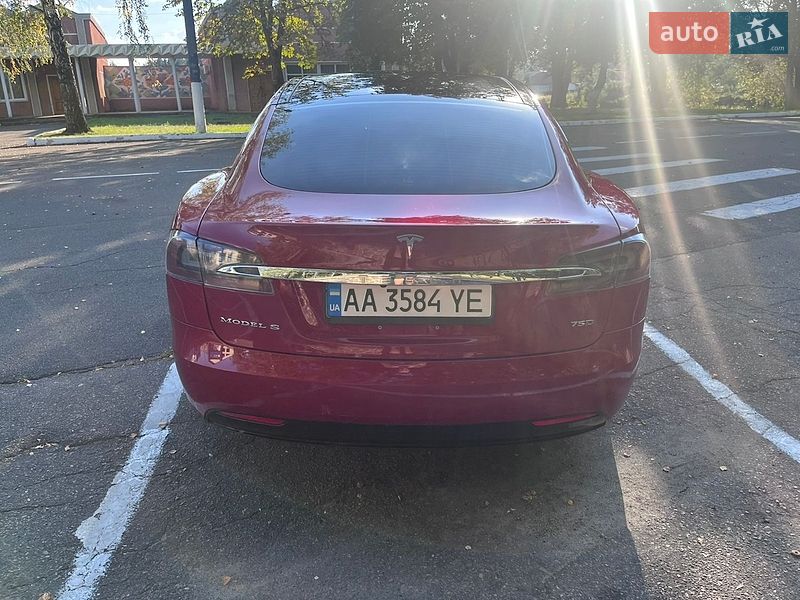 Лифтбек Tesla Model S 2016 в Радомышле