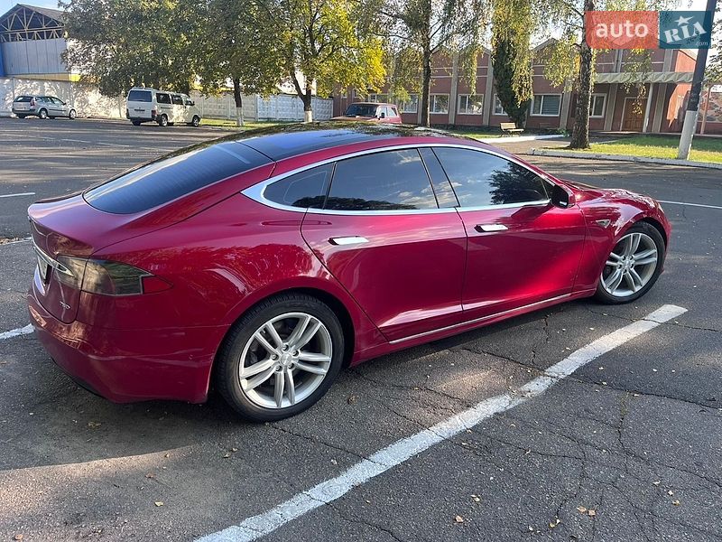Лифтбек Tesla Model S 2016 в Радомышле