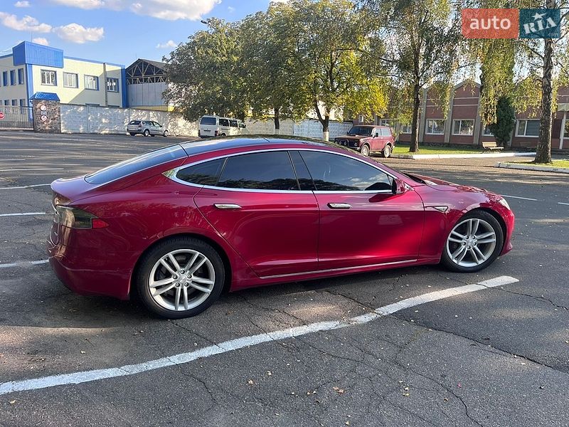Лифтбек Tesla Model S 2016 в Радомышле