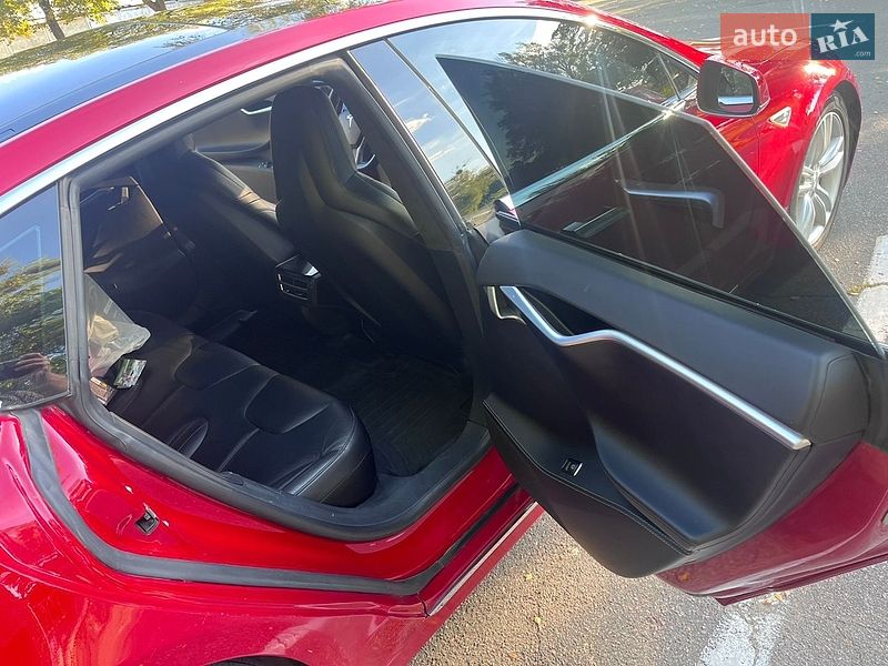 Лифтбек Tesla Model S 2016 в Радомышле