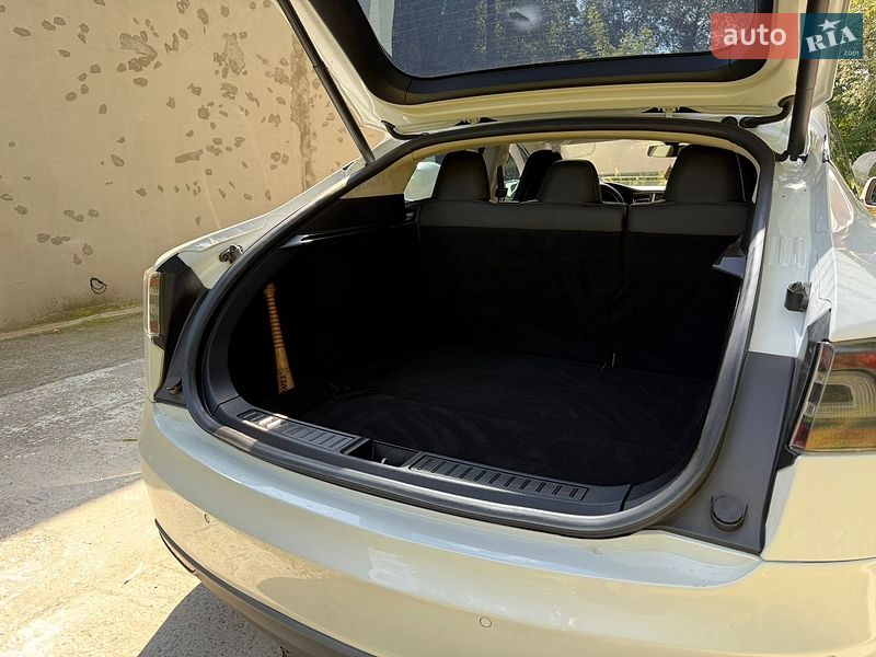 Ліфтбек Tesla Model S 2015 в Києві