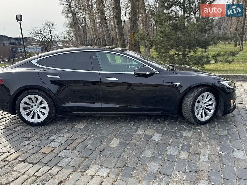 Лифтбек Tesla Model S 2017 в Киеве