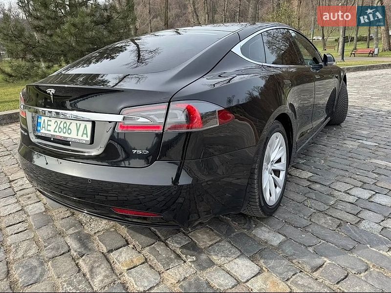 Лифтбек Tesla Model S 2017 в Киеве