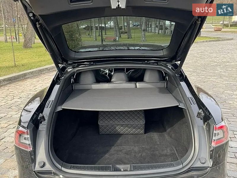 Лифтбек Tesla Model S 2017 в Киеве