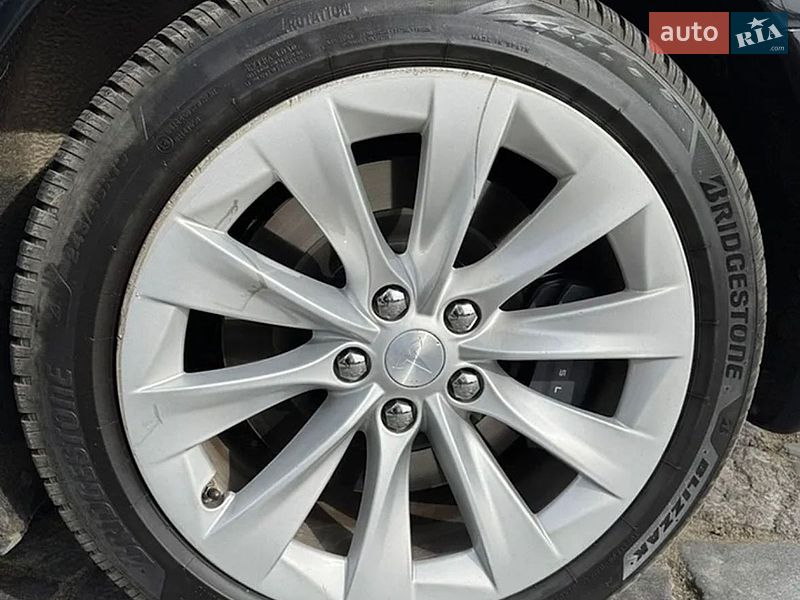 Лифтбек Tesla Model S 2017 в Киеве