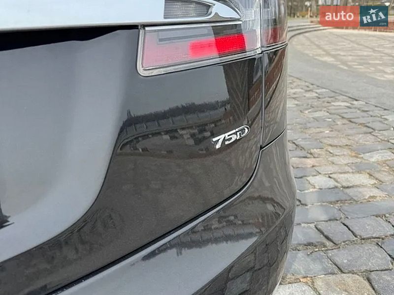 Лифтбек Tesla Model S 2017 в Киеве