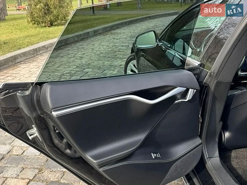 Лифтбек Tesla Model S 2017 в Киеве
