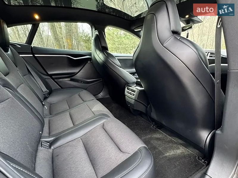 Лифтбек Tesla Model S 2017 в Киеве