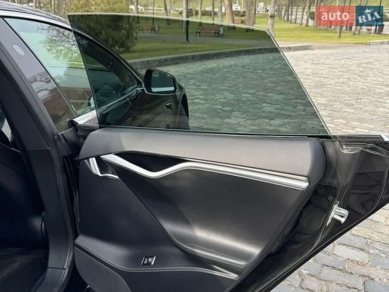 Лифтбек Tesla Model S 2017 в Киеве