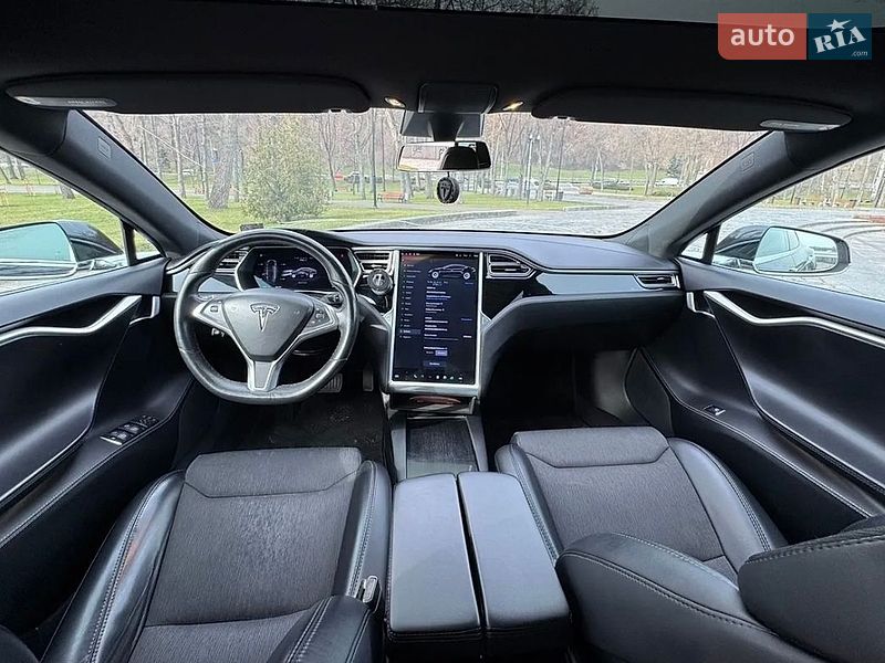 Лифтбек Tesla Model S 2017 в Киеве