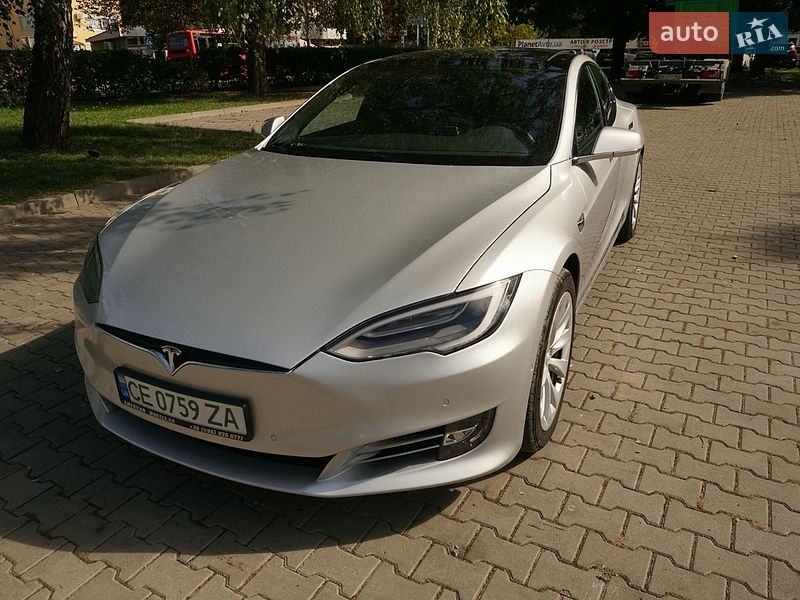 Лифтбек Tesla Model S 2018 в Черновцах