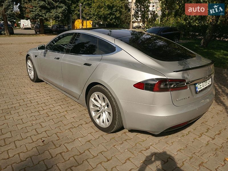 Лифтбек Tesla Model S 2018 в Черновцах