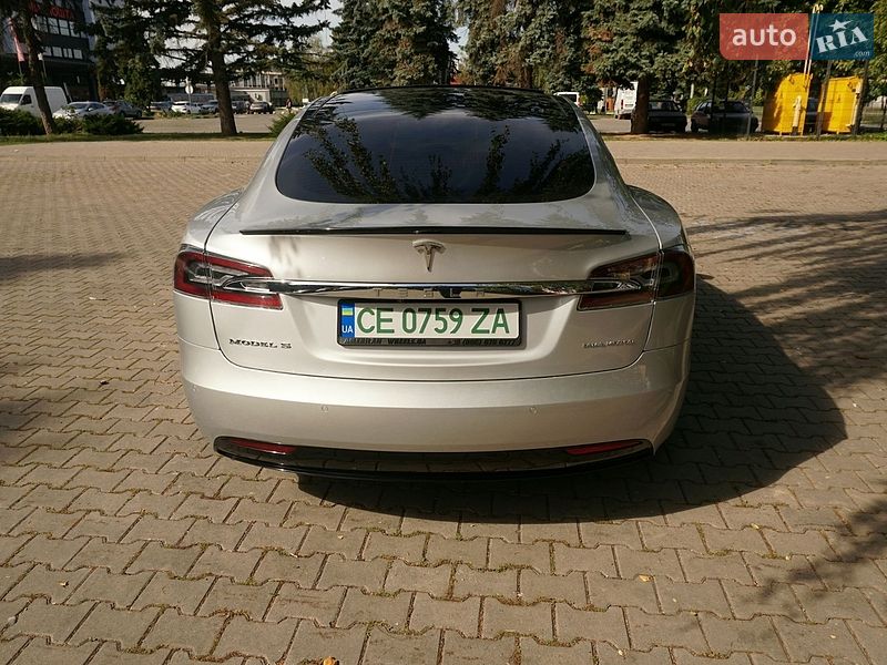 Лифтбек Tesla Model S 2018 в Черновцах