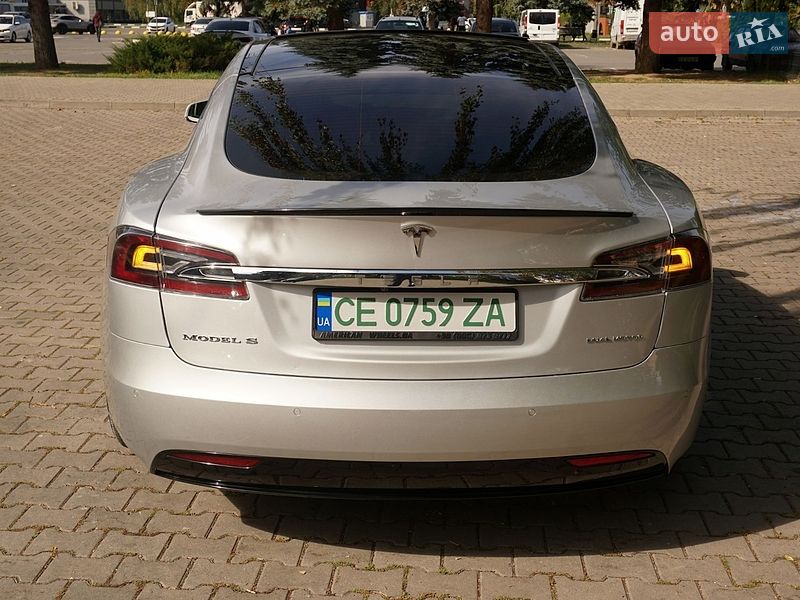 Лифтбек Tesla Model S 2018 в Черновцах