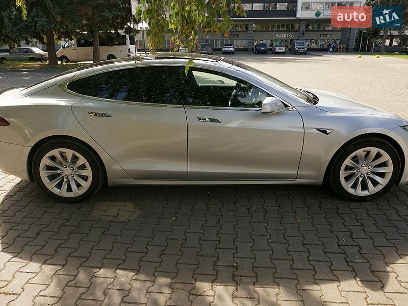 Лифтбек Tesla Model S 2018 в Черновцах