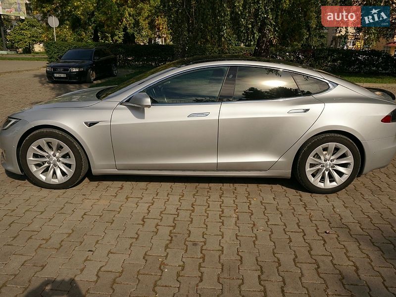 Лифтбек Tesla Model S 2018 в Черновцах