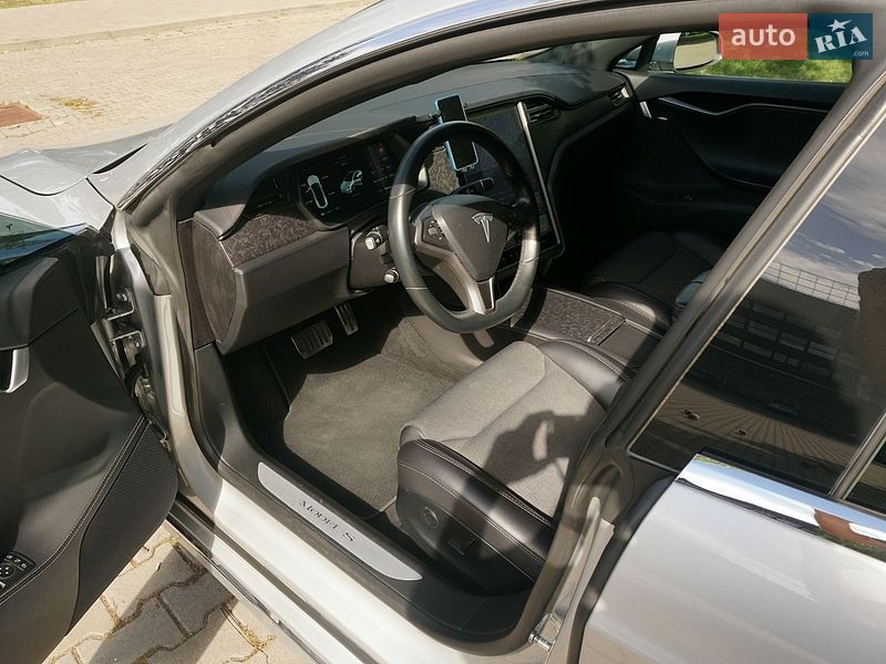Лифтбек Tesla Model S 2018 в Черновцах