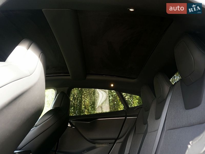 Лифтбек Tesla Model S 2018 в Черновцах
