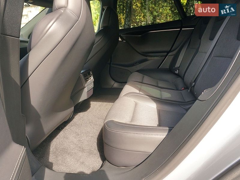 Лифтбек Tesla Model S 2018 в Черновцах