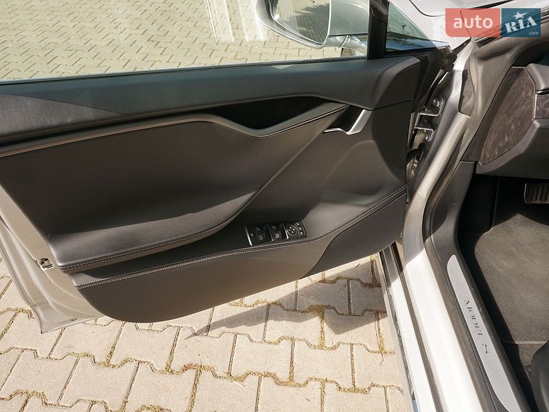 Лифтбек Tesla Model S 2018 в Черновцах