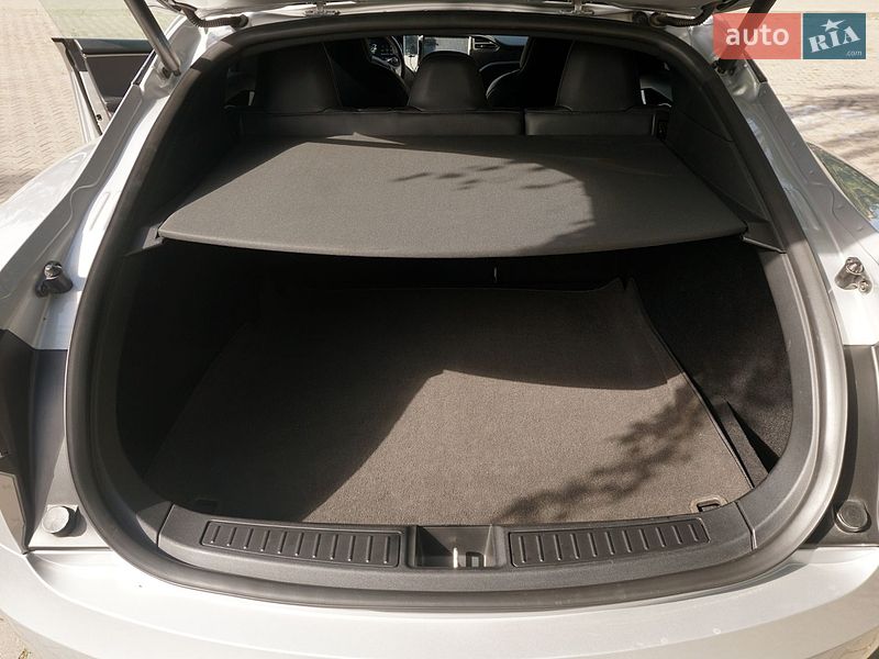 Лифтбек Tesla Model S 2018 в Черновцах