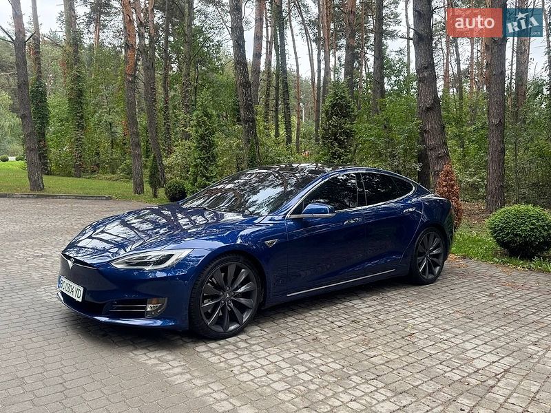 Лифтбек Tesla Model S 2016 в Львове