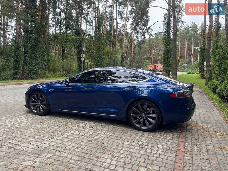 Лифтбек Tesla Model S 2016 в Львове