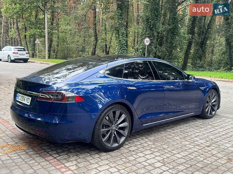 Лифтбек Tesla Model S 2016 в Львове