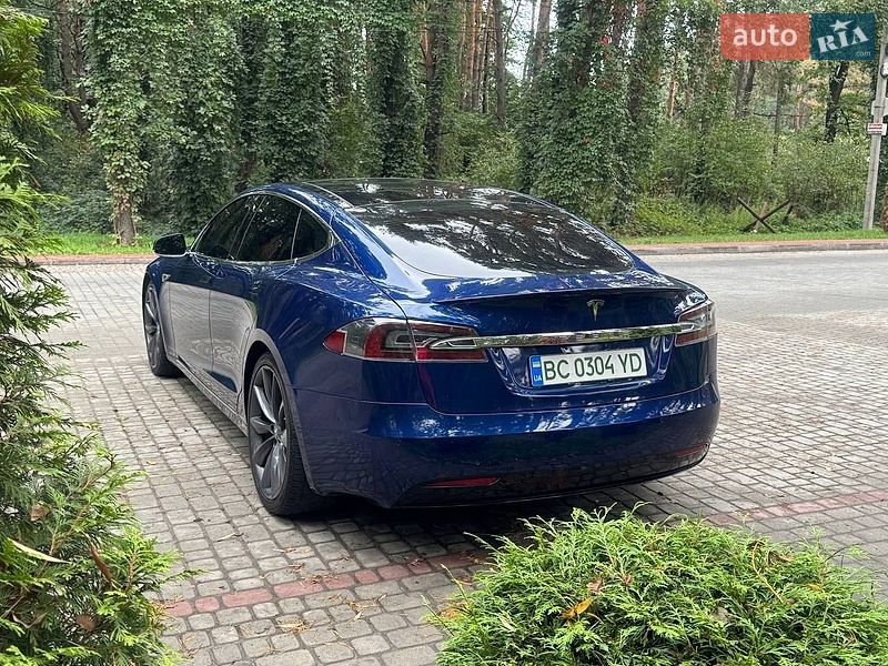 Лифтбек Tesla Model S 2016 в Львове