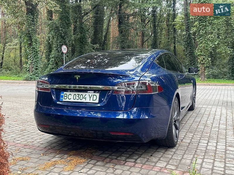 Лифтбек Tesla Model S 2016 в Львове