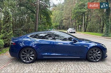 Лифтбек Tesla Model S 2016 в Львове