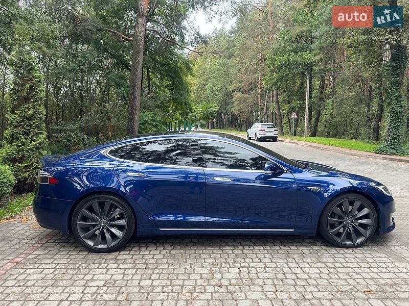 Лифтбек Tesla Model S 2016 в Львове