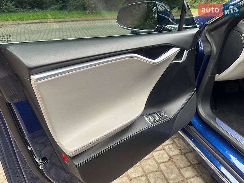 Лифтбек Tesla Model S 2016 в Львове