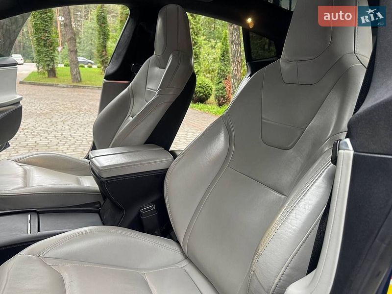 Лифтбек Tesla Model S 2016 в Львове