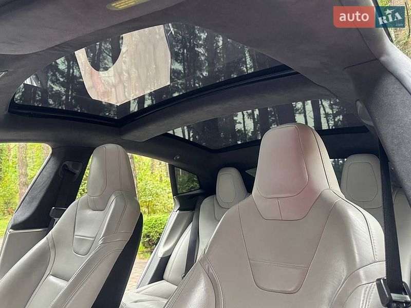 Лифтбек Tesla Model S 2016 в Львове