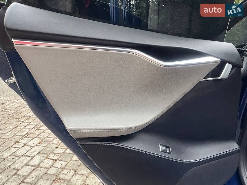Лифтбек Tesla Model S 2016 в Львове