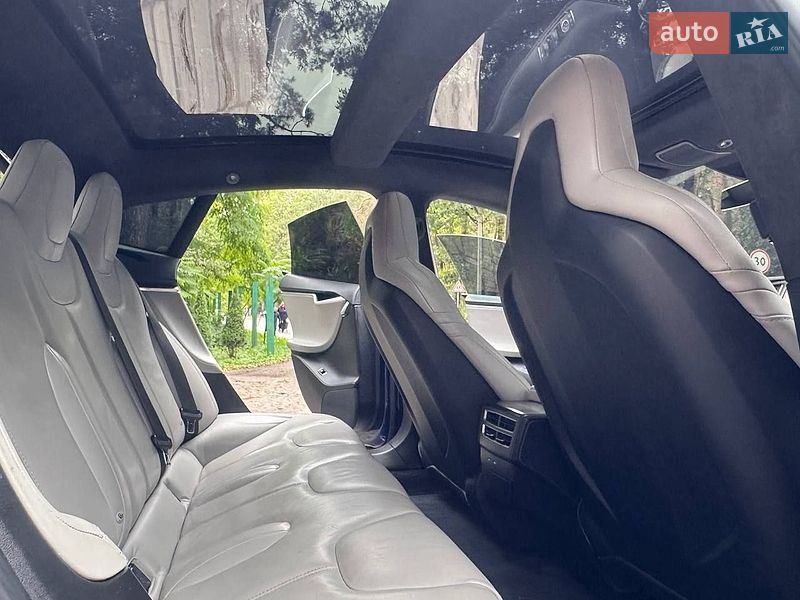 Лифтбек Tesla Model S 2016 в Львове