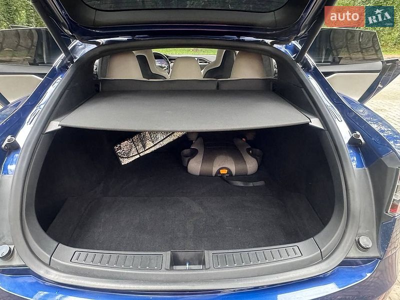Лифтбек Tesla Model S 2016 в Львове