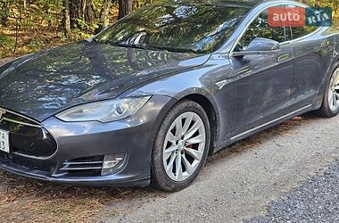 Лифтбек Tesla Model S 2015 в Киеве Лифтбек Tesla Model S 2015 в Киеве