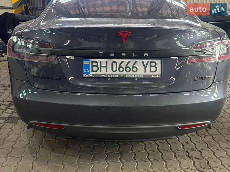 Tesla Model S 2015