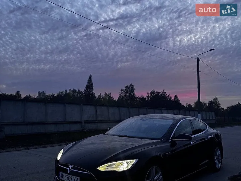 Tesla Model S 2015