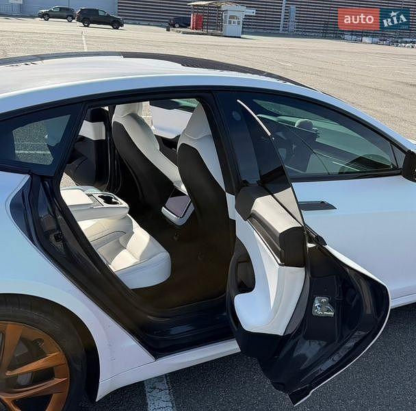 Лифтбек Tesla Model S 2021 в Киеве