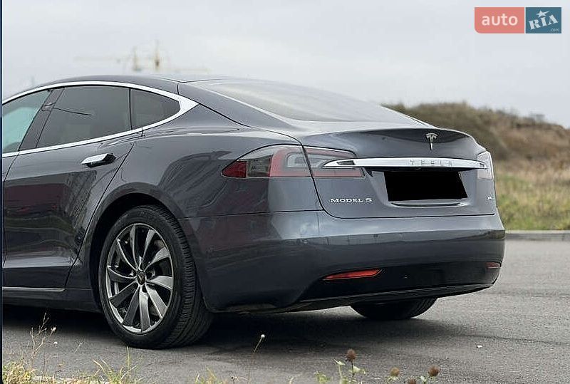 Лифтбек Tesla Model S 2018 в Львове