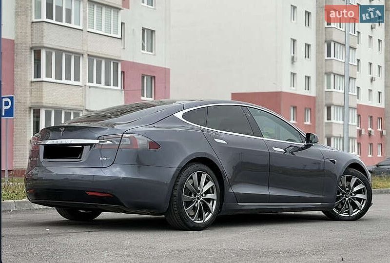 Лифтбек Tesla Model S 2018 в Львове