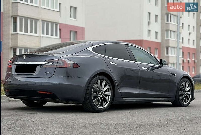 Лифтбек Tesla Model S 2018 в Львове