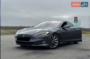 Лифтбек Tesla Model S 2018 в Львове
