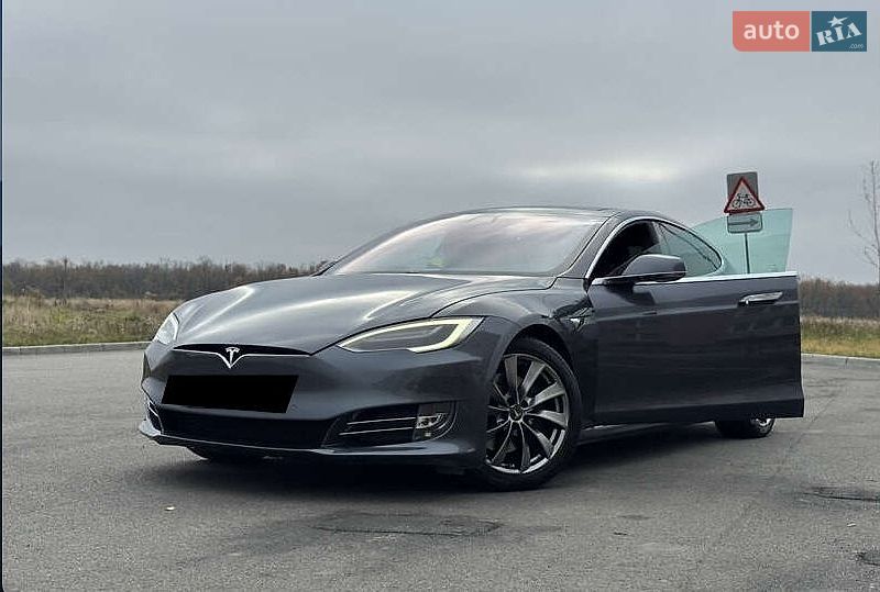 Лифтбек Tesla Model S 2018 в Львове