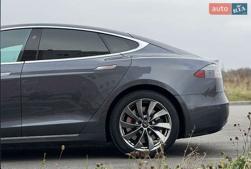 Лифтбек Tesla Model S 2018 в Львове