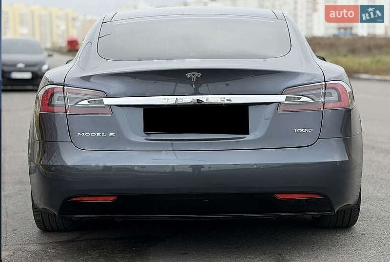 Лифтбек Tesla Model S 2018 в Львове