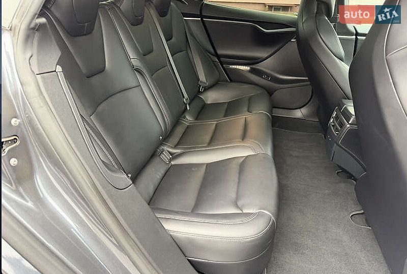 Лифтбек Tesla Model S 2018 в Львове